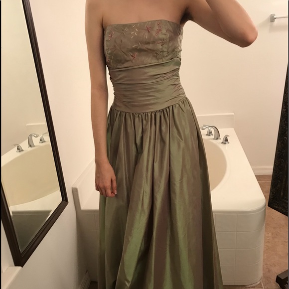 Scott McClintock
Bronze/Sage embroidered strapless - Picture 2 of 8